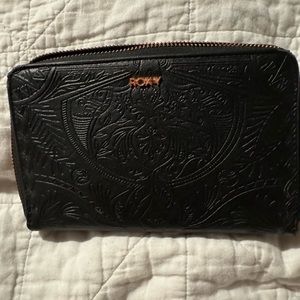 Roxy wristlet wallet zip around good condition